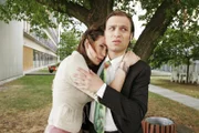 Bruno (Tim Sander, r.) ist völlig verunsichert, als Nora (Julia Malik, l.) sich schluchzend an seine Brust wirft.
