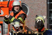Ach, Feuerwehrmann müsste man sein, findet Wolle, ein echter Traumberuf. Peter Lohmeyer zeigt Wolle und Pferd den Beruf.