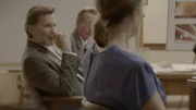 Ein Anwalt hört einer Frau zu.