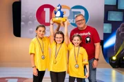 Das gelbe Rateteam aus Lochau/Österreich hat allen Grund zu Jubeln: Es darf den begehrten Piet-Flosse-Pokal in die Luft strecken!