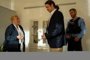 Dörte (Petra Kleinert, l.) wundert sich über das seltsame Verhalten des Heimleiters Severin Spanger (Sebastian Fräsdorf, M.). Hat der Mann etwas zu verbergen? (Komparse im Bild)