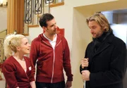 "Sturm der Liebe", "Teil 1269." Eva und Robert haben beide insgeheim gehörig an ihrer Trennung zu knabbern. Als Robert Eva von einem Traum erzählt, der ihm erneut verdeutlicht hat, wieviel sie ihm bedeutet, ist sie derart aufgewühlt, dass sie sogar eine Verabredung mit Markus absagt. Stattdessen blättert sie in einem alten Fotoalbum und schwelgt in Erinnerungen an ihre Zeit mit Robert. Inzwischen hat sich die Stimmung im Hause Sonnbichler nicht wesentlich gebessert. Obwohl Hildegard nun von Käthes heimlicher Schwärmerei für Alfons weiß, bringt sie es nicht übers Herz, ihre Schwester auf die Straße zu setzen. Im Bild: Michael (Erich Altenkopf, r.) möchte, dass Tanja (Judith Hildebrandt, l.) und Nils (Florian Stadler, M.) in seinem Namen eine Zeitungsannoce aufgeben: Er will seine Praxis verkaufen.