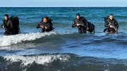 Die Fallschirmjäger der Legion springen auch ins Wasser und gelangen über diesen Weg in Kampfgebiete.