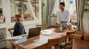 Elyas (Mehmet Daloğlu, r.) muss einsehen, dass er gegen den Mitbieter für das Haus am Salzmarkt keine Chance hat und gibt auf. Bella (Alessia Mozzala, l.) versucht ihn zu trösten.