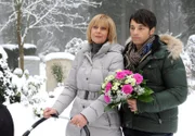 "Sturm der Liebe", "Teil 1269." Eva und Robert haben beide insgeheim gehörig an ihrer Trennung zu knabbern. Als Robert Eva von einem Traum erzählt, der ihm erneut verdeutlicht hat, wieviel sie ihm bedeutet, ist sie derart aufgewühlt, dass sie sogar eine Verabredung mit Markus absagt. Stattdessen blättert sie in einem alten Fotoalbum und schwelgt in Erinnerungen an ihre Zeit mit Robert. Inzwischen hat sich die Stimmung im Hause Sonnbichler nicht wesentlich gebessert. Obwohl Hildegard nun von Käthes heimlicher Schwärmerei für Alfons weiß, bringt sie es nicht übers Herz, ihre Schwester auf die Straße zu setzen. Im Bild: Robert (Lorenzo Patané, r., mit Mona Seefried) erkennt, dass er seinen Schmerz über Miriams Tod, überwunden hat.