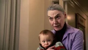 Kaum werden Großmutter Peggy Kendall (Marian Seldes) und ihr Enkel, Baby Kendall (Darsteller nicht zu ermitteln), zusammen gebracht, werden sie auch schon wieder getrennt.