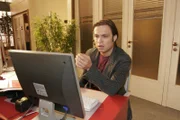 Bruno (Tim Sander) kämpft energisch mit dem Computer, um eine Power-Point-Präsentation hinzubekommen.