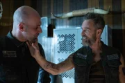 (l-r) Greg Vrotsos als Terry "Boston Terry" Drakos, JR Bourne als Isaac Packer.
