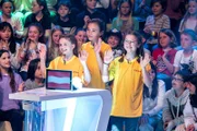Das gelbe Rateteam aus Lochau/Österreich freut sich über die richtige Antwort auf eine von Eltons Quizfragen.