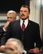 Die Großfahndung läuft auf Hochtouren: Frank Reagan (Tom Selleck, r.) hofft, dass es seinem Team gelingt, den geplanten Bombenanschlag in New York zu verhindern ...