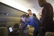 Sam (LL Cool J, r.), Callen (Chris O'Donnell, 2.v.l.), Kensi (Daniela Ruah, 2.v.r.) und Deeks (Eric Christian Olsen, l.) eilen nach San Francisco, um Aiden und dessen Kommilitonen vor einen Gruppe Extremisten zu beschützen ...