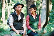 Sandra (Rebecca Immanuel, r.) hat durch ihr Fernglas einen kapitalen Hirsch entdeckt. Felix (Christoph M. Ohrt, l.) dagegen sucht vergebens, das Tier ist im Dickicht verschwunden ...