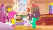Rebecca (l.) bringt ihren Freunden Nadine (M.) und Ernest (r.) Muffins. Doch die beiden wollen lieber rausgehen und mit Nadines Plüsch-Einhorn spielen.