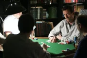 Dr. Gregory House (Hugh Laurie, 2.v.r.) besucht wöchentlich einen Pokerabend ..