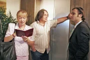 Bruno (Tim Sander, r.) freut sich, als er von Bernd (Volker Herold, M.) erfährt, dass er mit Helga (Ulrike Mai, l.) ins Kino will, um sich den Film "Wenn der Vater mit dem Sohne" anzuschauen. Wird es diesmal gelingen, Helga die Wahrheit zu vermitteln?