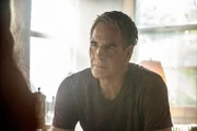Wird Special Agent Dwayne Pride (Scott Bakula, r.) der Whistleblowerin Martha Roberts (Dendrie Taylor, l.) helfen, den vermeintlichen Serienkiller zu schnappen?