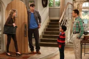 Walden (Ashton Kutcher) und Alan (Jon Cryer) könnten Louis (Edan Alexander) verlieren, nachdem Sozialarbeiterin Ms. McMartin (Maggie Lawson) herausgefunden hat, dass sie gar kein richtiges Pärchen sind.