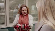 Eileen Bennett (Maryann Plunkett, l.), die Mutter des Opfers, erstattet Anzeige bei der Sondereinheit für Sexualdelikte. Sie erzählt Amanda Rollins (Kelli Giddish), dass ihre Tochter in einem Verbindungshaus der Uni vergewaltigt wurde.