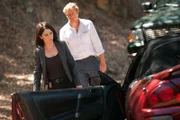 Rückblende: Patrick Jane (Simon Baker, r.) steht dem CBI-Team um Teresa Lisbon (Robin Tunney, l.) bei der Aufklärung eines Falles bei ...