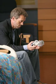 Ein autistischer Junge weckt das Interesse von Dr. House (Hugh Laurie) ...