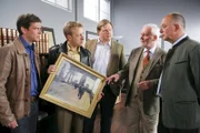 Ein wertvolles Gemälde führt die Kommissare Hartl (Michael A. Grimm, m.) und Lind (Tom Mikulla, l.) zu Theodor v. Stein (Wolfgang Hübsch, 2.v.r.). Noch wissen Polizeichef Achtziger (Alexander Duda, r.) und Polizist Mohr (Max Müller, 2.v.l.) nicht, was es mit dem Bild auf sich hat.
