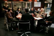 Arbeiten an einem neuen Fall: (v.l.n.r.) JJ (AJ Cook), Reid (Matthew Gray Gubler), Emily Prentiss (Paget Brewster), Hotch (Thomas Gibson), Gideon (Mandy Patinkin), Penelope Garcia (Kirsten Vangsness) und Morgan (Shemar Moore) ...