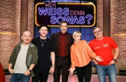 Moderator Kai Pflaume (M.) und seine Rateteam-Kapitäne Bernhard Hoëcker (l.) und Elton (r.) begrüßen in dieser Sendung den Musiker Johannes Oerding (2.v.l.) und die Musikerin Leslie Clio (2.v.r.).