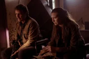 l-r: Joel Miller (Pedro Pascal), Theresa "Tess" Servopoulos (Anna Torv).