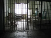 Von überall aus den USA wurden die schlimmsten Gangster nach Alcatraz gebracht und selbst, wenn sie zuvor einige Annehmlichkeiten genossen, verloren sie diese auf der Insel zur Gänze ...