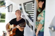 Der Stellplatz als Bühne! Groß genug für Nicole und Jörg, die mit Wohnmobil und Gitarre auf Tournee sind.