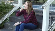 Die Frau ist am Telefon