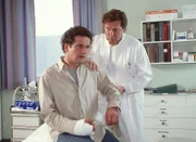 Hartmut (Stefan Reck, li.) fasst Vertrauen zu Dr. Frank (Sigmar Solbach) und erzählt das erste Mal über den schrecklichen Unfall, bei dem es ihm nicht gelungen ist, seine Frau und seine Tochter zu schützen.