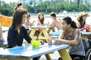 Während Steve und Danny in einem Fall ermitteln, versucht Kono (Grace Park, l.), Rosey Valera (Kanya Sesser, r.) zu helfen, ihr Leben wieder in den Griff zu bekommen ...