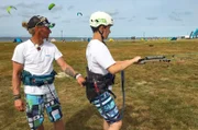 Wind braucht der Kitesurf-Trainer Ronny (li.) für seinen Job an der Nordsee.