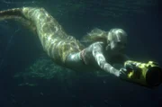 (Cariba Heine) will unbedingt beim „Junioren Filmfestival“ gewinnen und dreht daher etwas noch nie dagewesenes: einen Unterwasserfilm über Haie.