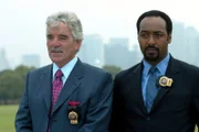 Der erste gemeinsame Fall der beiden Detectives Green (Jesse L. Martin, re.) und Fontana (Dennis Farina) führt die Ermittler in das Reserve-Regiment der Army. Offensichtlich haben sich die Soldaten dieser Einheit der Folterung irakischer Häftlinge schuldig gemacht und müssen nun um ihr Leben fürchten.