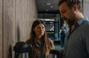 Lisa (Anna Fischer) ist sauer, dass Thomas (Christoph Letkowski) ihr nicht glaubt, wenn sie ihm versichert, dass ihr Jugendfreund keine Schuld am Tod seiner Freunde trägt.