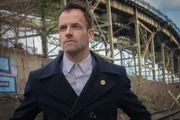 Ist in großer Sorge, als sein Freund und ehemaliger Pate Alfredo verschwunden ist: Sherlock Holmes ...