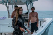 Tracy bereitet sich auf einen Tauchgang in haiverseuchten Gewässern vor.