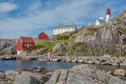 Lindesnes Fyr heißt der Leuchtturm an Norwegens südlichstem Punkt. Hier trifft die Nordsee auf den Skagerrak – ein tückisches Gebiet für Seefahrer. Deshalb wurde der erste Leuchtturm des Landes auch hier 1655 gebaut.