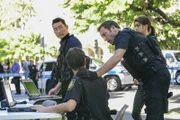 Als ein verzweifelter Vater, der seinen Sohn durch eine Schießerei verloren hat, durchdreht, setzen Steve, Kono und Chin Ho alles daran, diesen zu beruhigen und die Situation zu entschärfen.