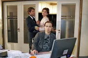 Vor Sophie (Gabrielle Scharnitzky, M.) und Paolo (Thorsten Feller, l.) plagt sich Bruno (Tim Sander, r.) mit dem Computer ab.