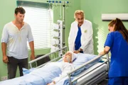 Ben (Jörg Rohde, l.) ist entsetzt, als sich Ekaterinas (Roni Zorina, 2.v.l.) Zustand plötzlich drastisch verschlechtert und Dr. Bach (Steffen Laube) und Schwester Svenja (Maxine Meutgens) eingreifen müssen.