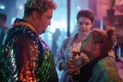 Shiri (Jasna Fritzi Bauer, r.), Natti (Laura Louisa Garde) und Louis (Daniel Zillmann) besprechen ihre Verkaufs-Taktik.