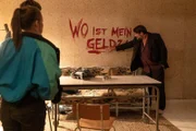 Werner (Peter Trabner, r.) kommt zur WG und fordert von Shiri (Jasna Fritzi Bauer, l.) und Natti (Laura Luisa Garde) sein Geld.