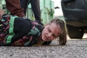 Shiri (Jasna Fritzi Bauer) wird massiv unter Druck gesetzt.