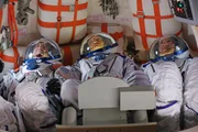 Als Sheldon eine Assistentin einstellt, fühlt sich Amy von ihr bedroht. Währenddessen werden Howards Nerven im Weltraum sehr strapaziert. (v.l.n.r.) Howard (Simon Helberg, l.), Dimitri (Pasha D. Lychnikoff, M.) und Michael J. Massimino (Michael J. Massimino, r.) ...