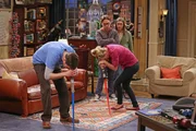 Verbringen einen ganz besonderen Abend miteinander: Amy (Mayim Bialik), Leonard (Johnny Galecki), Penny (Kaley Cuoco) und Sheldon (Jim Parsons) ...