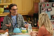 Leonard (Johnny Galecki, l.) und Penny (Kaley Cuoco, r.) geraten in Streit, weil Penny mit einem Kommilitonen aus dem College gemeinsam lernen möchte ...