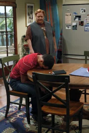Alan Harper (Jon Cryer, l.); Berta (Conchata Ferrell, r.)
